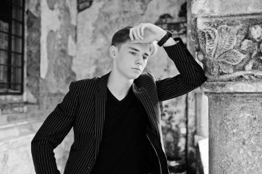 Siyah ceketli genç şık maço çocuk Sokağı'nın açık poz verdi. İnanılmaz modeli adam.