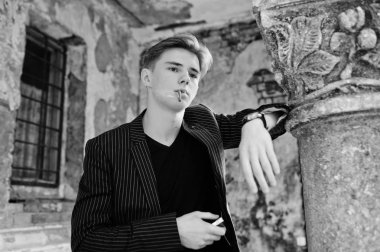 Genç maço erkek giyim blac şık ceket sokaklarda Sigara İçilmeyen üzerinde.