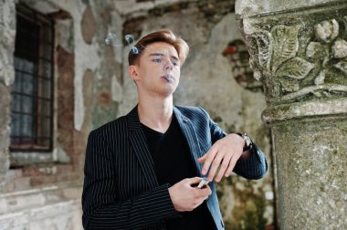 Genç maço erkek giyim blac şık ceket sokaklarda Sigara İçilmeyen üzerinde.