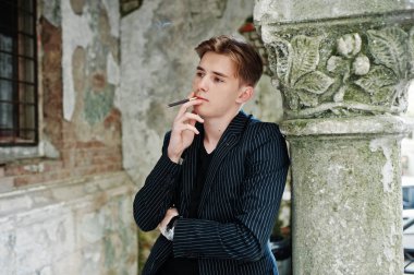 Genç maço erkek giyim blac şık ceket sokaklarda Sigara İçilmeyen üzerinde.