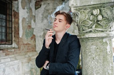 Genç maço erkek giyim blac şık ceket sokaklarda Sigara İçilmeyen üzerinde.