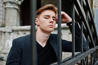 Genç maço erkek giyim blac şık ceket sokaklarda Sigara İçilmeyen üzerinde.