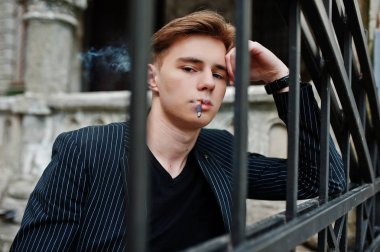 Genç maço erkek giyim blac şık ceket sokaklarda Sigara İçilmeyen üzerinde.