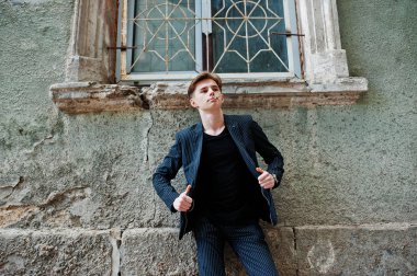 Genç maço erkek giyim blac şık ceket sokaklarda Sigara İçilmeyen üzerinde.