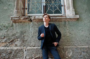 Genç maço erkek giyim blac şık ceket sokaklarda Sigara İçilmeyen üzerinde.