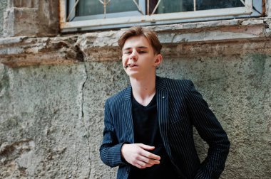 Genç maço erkek giyim blac şık ceket sokaklarda Sigara İçilmeyen üzerinde.