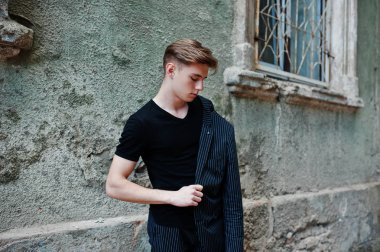 Siyah ceketli genç şık maço çocuk Sokağı'nın açık poz verdi. İnanılmaz modeli adam.