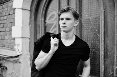 Siyah ceketli genç şık maço çocuk Sokağı'nın açık poz verdi. İnanılmaz modeli adam.