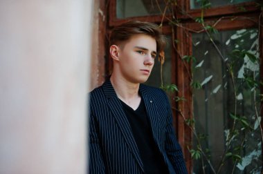 Siyah ceketli genç şık maço çocuk Sokağı'nın açık poz verdi. İnanılmaz modeli adam.
