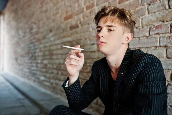 Jovem Macho Menino Desgaste Blac Casaco Elegante Fumar Cigarro Nas — Fotografia de Stock
