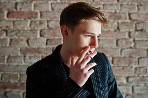 Genç maço erkek giyim blac şık ceket sokaklarda Sigara İçilmeyen üzerinde.