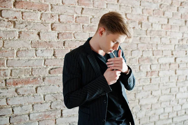 Junger Macho Junge Trägt Blac Stylische Jacke Und Raucht Zigarette — Stockfoto