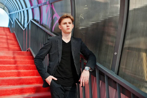 年轻的时髦男子气概的男孩穿着黑色夹克摆在户外的街道 在红色的楼梯上惊人的模特男子 Tonnel — 图库照片