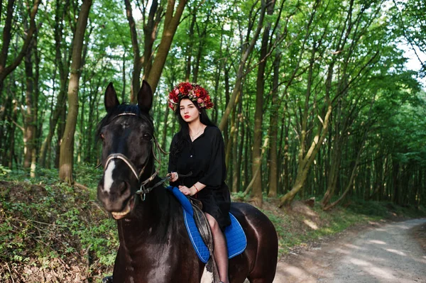 Mystieke Meisje Krans Slijtage Black Paard Hout — Stockfoto