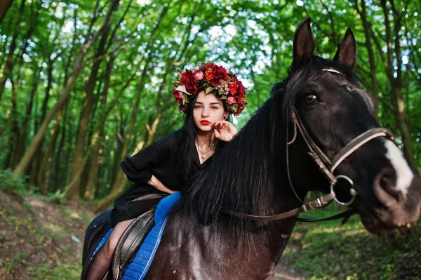 Fille Mystique Couronne Porter Noir Cheval Bois — Photo