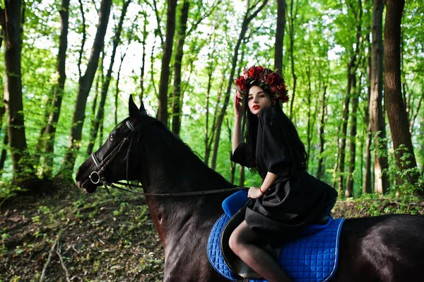 Mystické Dívka Věnec Opotřebení Černém Koně Lese — Stock fotografie