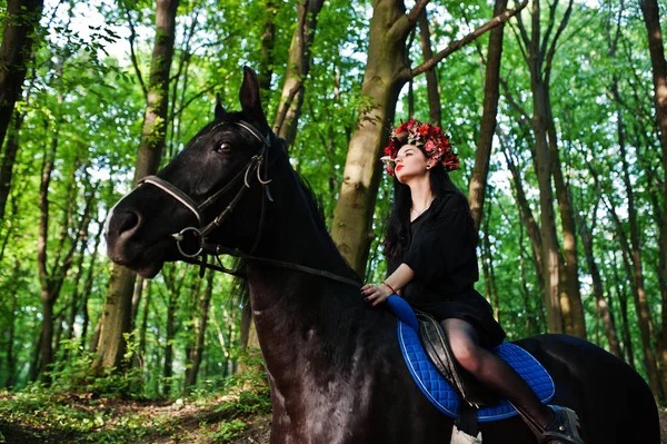 Mystieke Meisje Krans Slijtage Black Paard Hout — Stockfoto