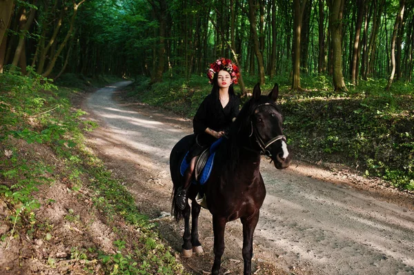 Mystické Dívka Věnec Opotřebení Černém Koně Lese — Stock fotografie