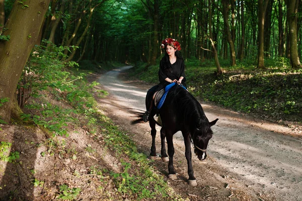 Mystieke Meisje Krans Slijtage Black Paard Hout — Stockfoto