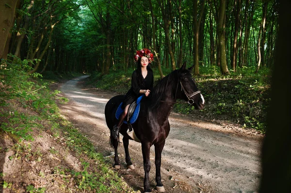 Fille Mystique Couronne Porter Noir Cheval Bois — Photo