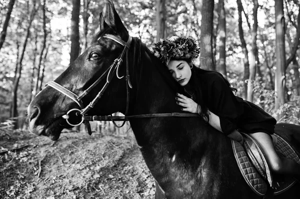 Mystieke Meisje Krans Slijtage Black Paard Hout — Stockfoto