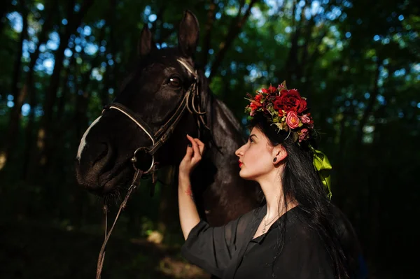 Fille Mystique Couronne Usure Noir Avec Cheval Bois — Photo