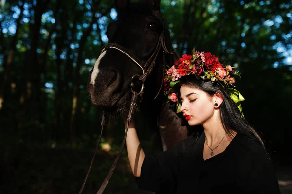 Fille Mystique Couronne Usure Noir Avec Cheval Bois — Photo