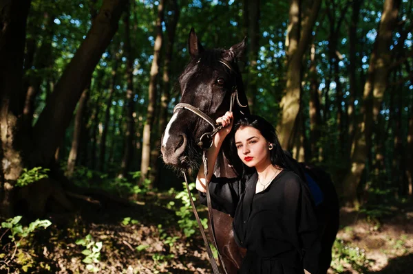 Opotřebení Mystické Dívka Černém Koněm Lese — Stock fotografie