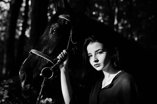 Slijtage Van Mystieke Meisje Het Zwart Met Paard Hout — Stockfoto