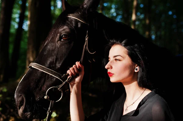 Opotřebení Mystické Dívka Černém Koněm Lese — Stock fotografie