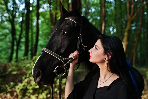 Menina Mística Desgaste Preto Com Cavalo Madeira — Fotografia de Stock
