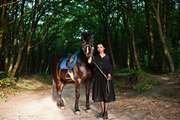 Opotřebení Mystické Dívka Černém Koněm Lese — Stock fotografie