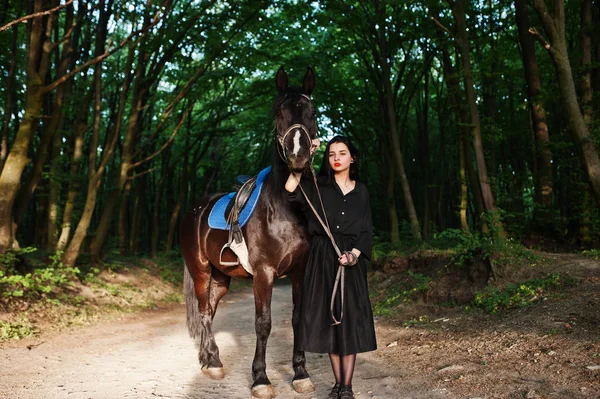 Opotřebení Mystické Dívka Černém Koněm Lese — Stock fotografie