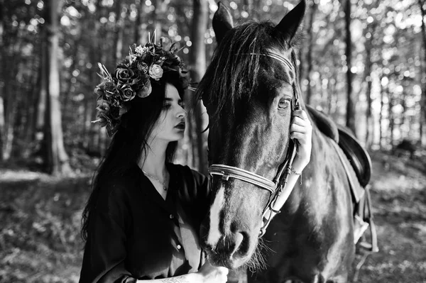 Menina Mística Grinalda Desgaste Preto Com Cavalo Madeira — Fotografia de Stock