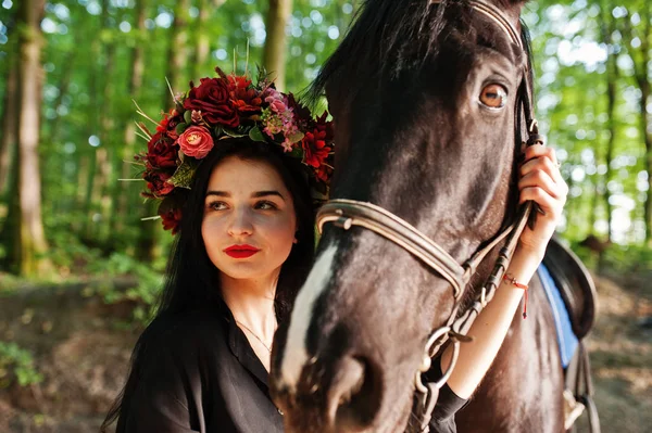 Menina Mística Grinalda Desgaste Preto Com Cavalo Madeira — Fotografia de Stock