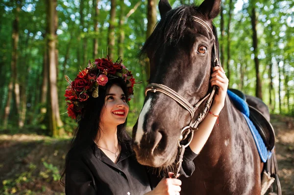 Menina Mística Grinalda Desgaste Preto Com Cavalo Madeira — Fotografia de Stock