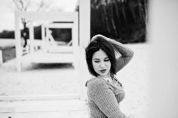 Retrato Chica Morena Vestido Gris Sentado Construcción Madera Blanca — Foto de Stock