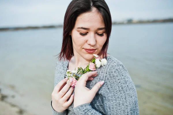 Portrait Fille Brune Fond Robe Grise Lac — Photo