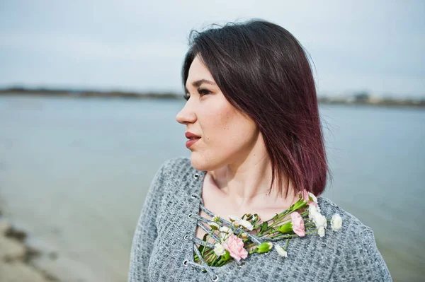 Gri Esmer Kız Portresi Elbise Arka Plan Göl — Stok fotoğraf
