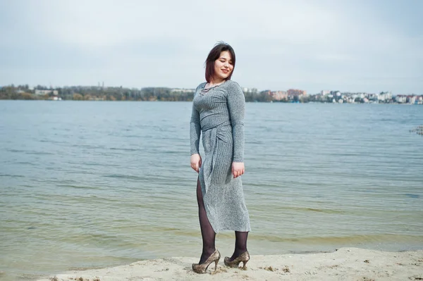 Retrato Chica Morena Vestido Gris Fondo Del Lago — Foto de Stock