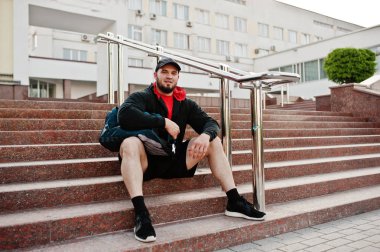 Genç acımasız sakallı kaslı adam spor kıyafeti giymek.