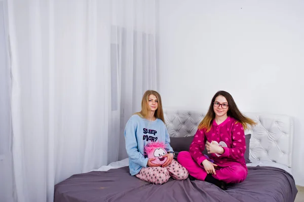 Dois Amigos Meninas Pijama Divertindo Cama Quarto — Fotografia de Stock