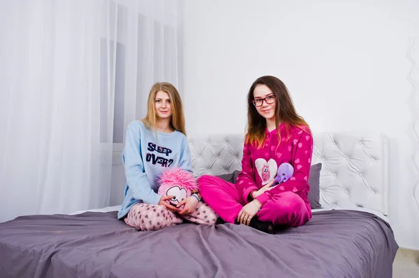 Dos Amigas Chicas Pijama Divirtiéndose Cama Habitación — Foto de Stock