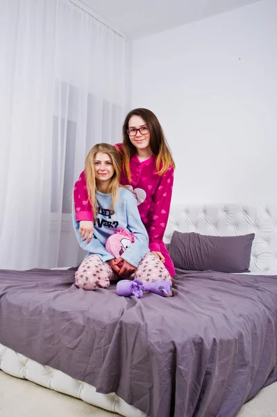 Двоє Друзів Дівчат Піжамі Розважаються Ліжку Кімнаті — стокове фото