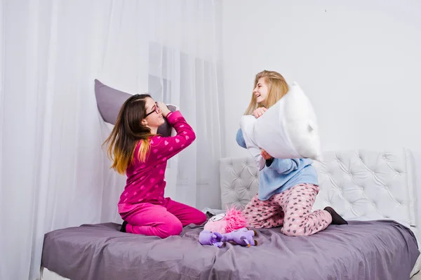 Deux Amis Filles Pyjama Amusent Sur Lit Dans Chambre — Photo