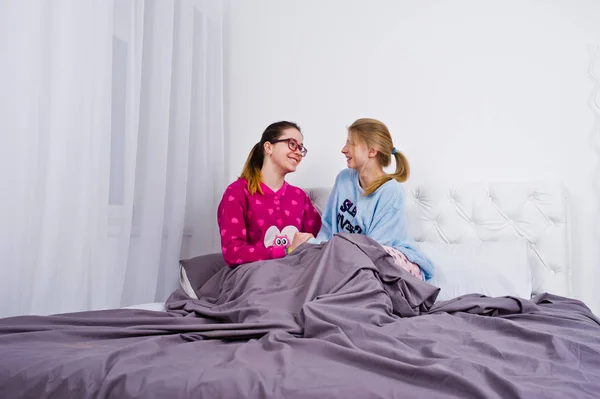 Δύο Φίλοι Κορίτσια Στο Πιτζάμες Διασκεδάζουν Στο Κρεβάτι Στο Δωμάτιο — Φωτογραφία Αρχείου