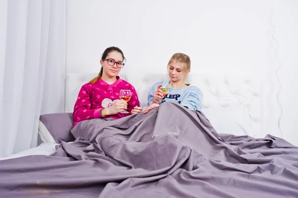 Due Amiche Ragazze Pigiama Divertono Sul Letto Camera — Foto Stock