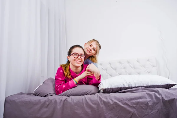 Dua Teman Perempuan Dalam Piyama Bersenang Senang Tempat Tidur Kamar — Stok Foto