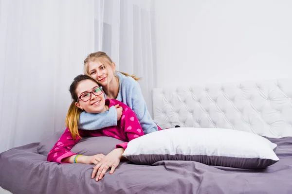 Δύο Φίλοι Κορίτσια Στο Πιτζάμες Διασκεδάζουν Στο Κρεβάτι Στο Δωμάτιο — Φωτογραφία Αρχείου