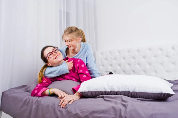 Dos Amigas Chicas Pijama Divirtiéndose Cama Habitación —  Fotos de Stock